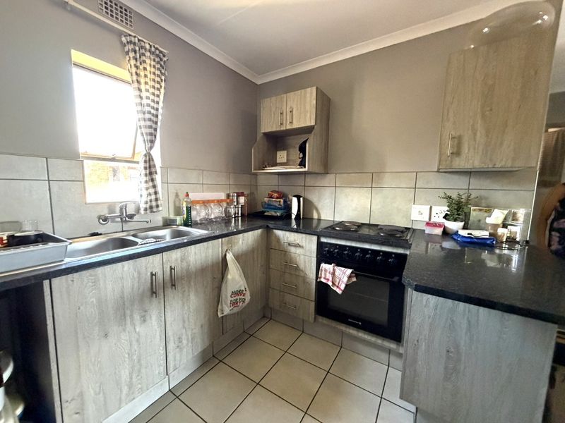2 Bedroom Flatlet for Sale in Heuweloord - Photo 4