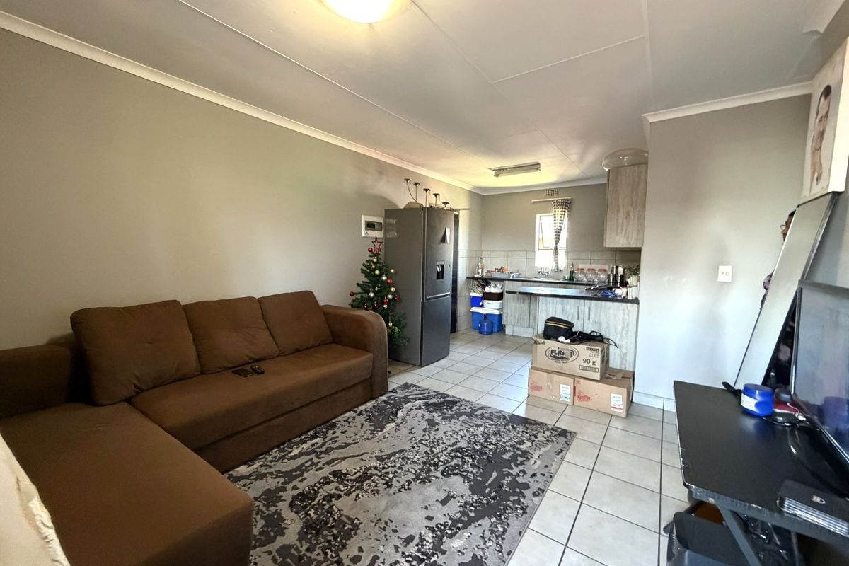 2 Bedroom Flatlet for Sale in Heuweloord - Photo 2