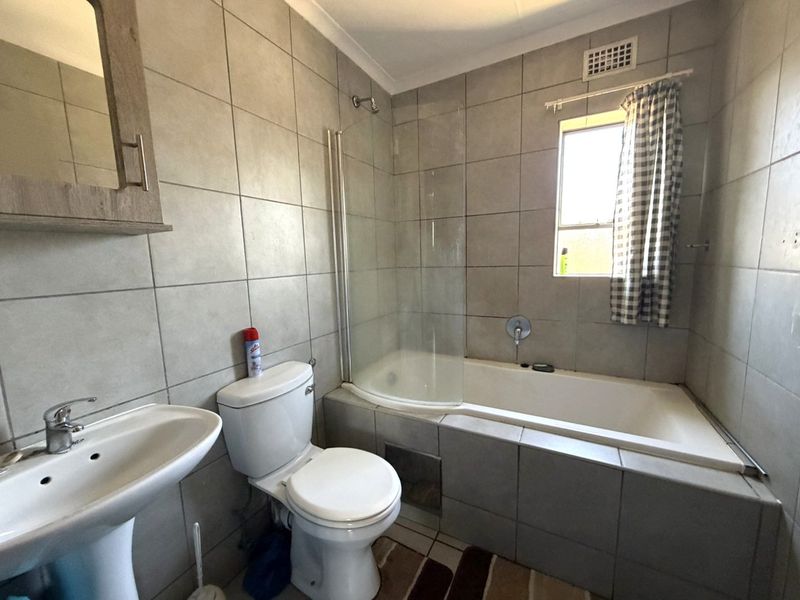 2 Bedroom Flatlet for Sale in Heuweloord - Photo 10