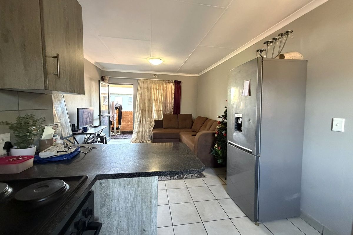 2 Bedroom Flatlet for Sale in Heuweloord - Photo 5