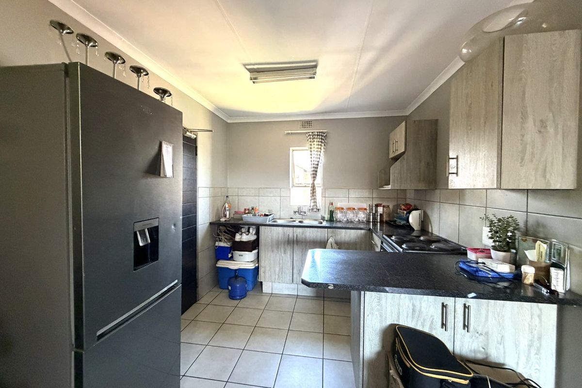 2 Bedroom Flatlet for Sale in Heuweloord - Photo 3