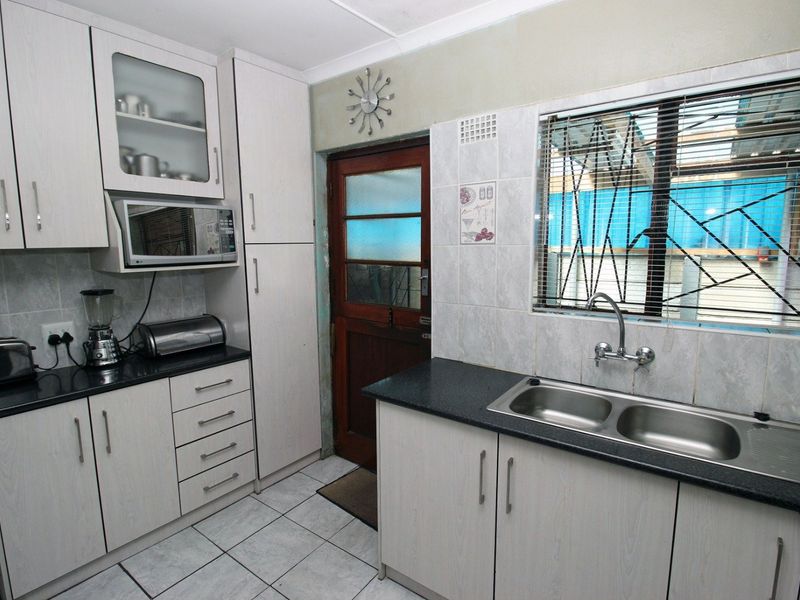 Family Home Offering 3 bedrooms for sale - Photo 6