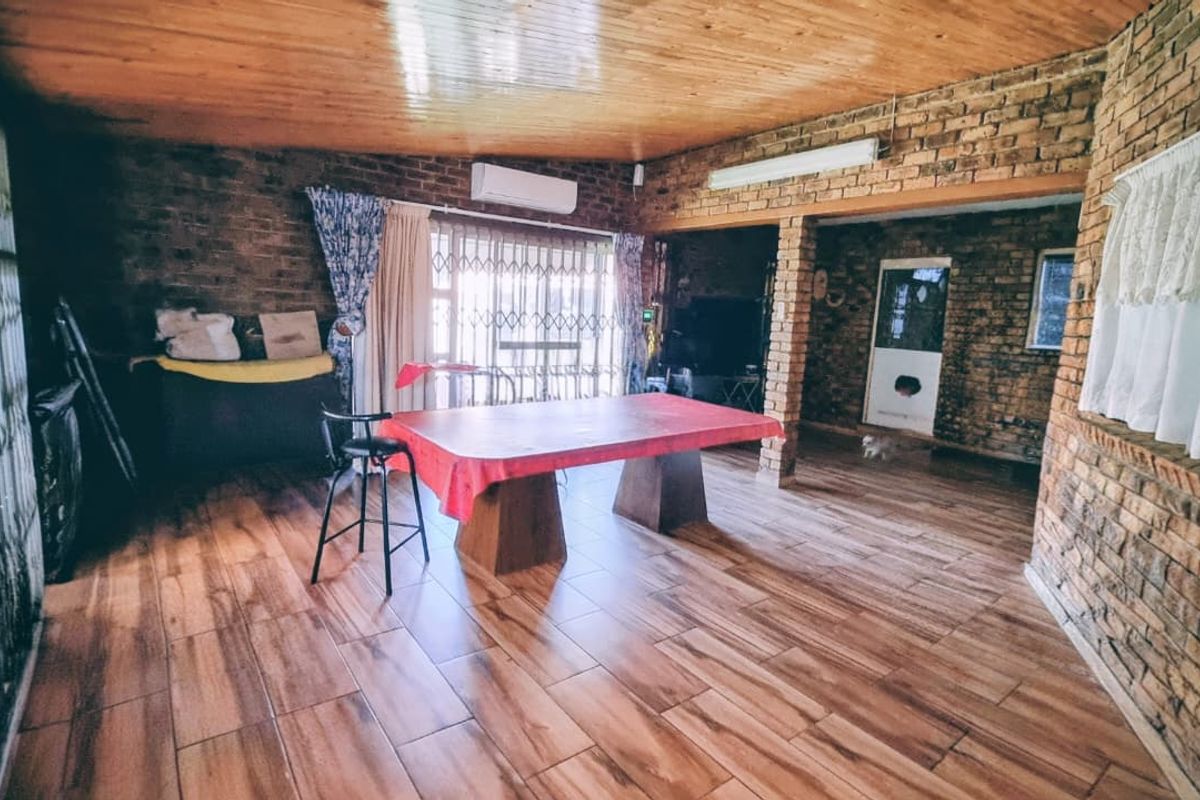 Double Storey 3-Bedroom Family Home with 2 Flats and lots of extras. - Photo 4