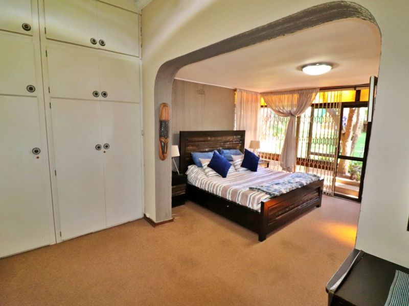 A massive stand property - Photo 9