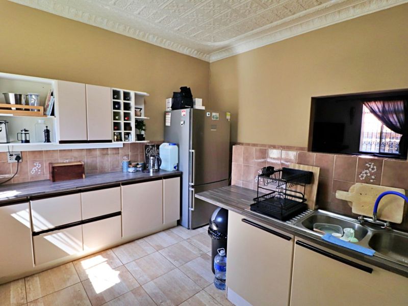 A massive stand property - Photo 6