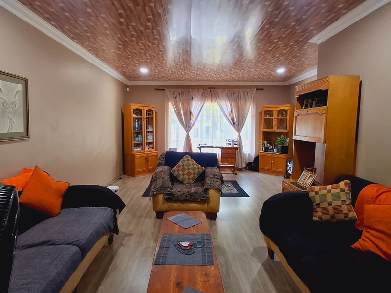 Family Home Near High School, Primary School & Shopping Mall – Sasolburg - Photo 2