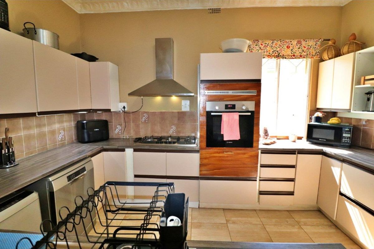 Stunning Family Home and Cottage on Huge Land - Photo 3