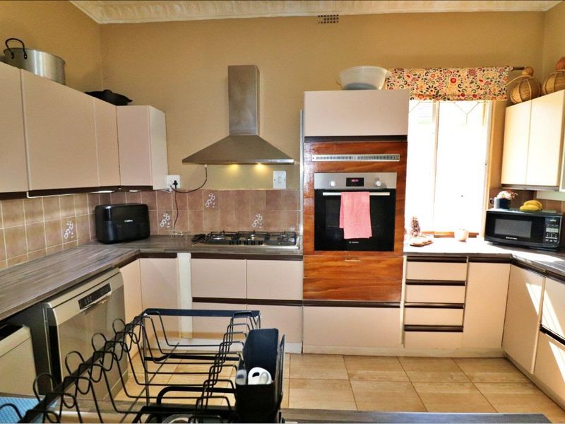 Stunning Family Home and Cottage on Huge Land - Photo 3