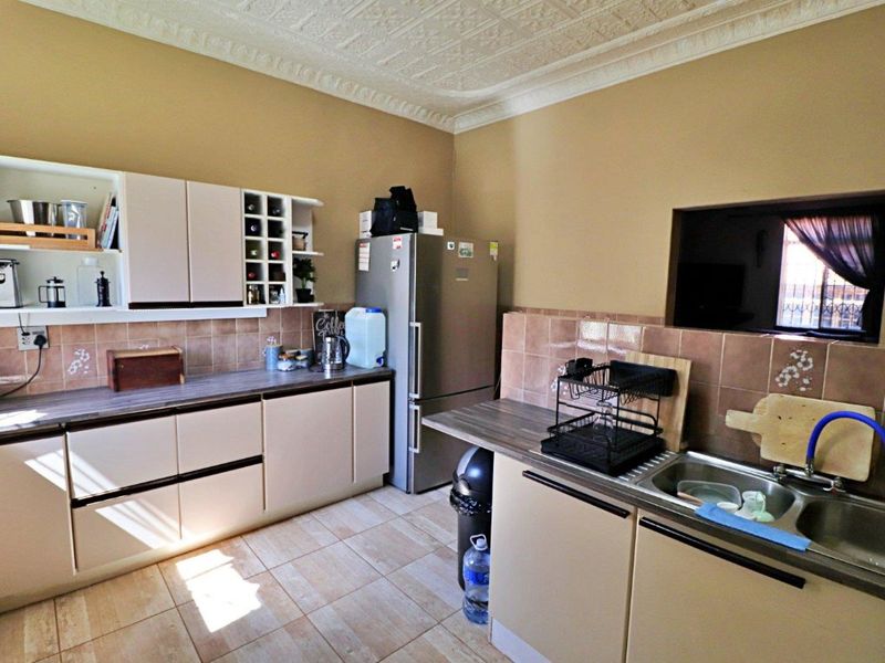 Stunning Family Home and Cottage on Huge Land - Photo 4