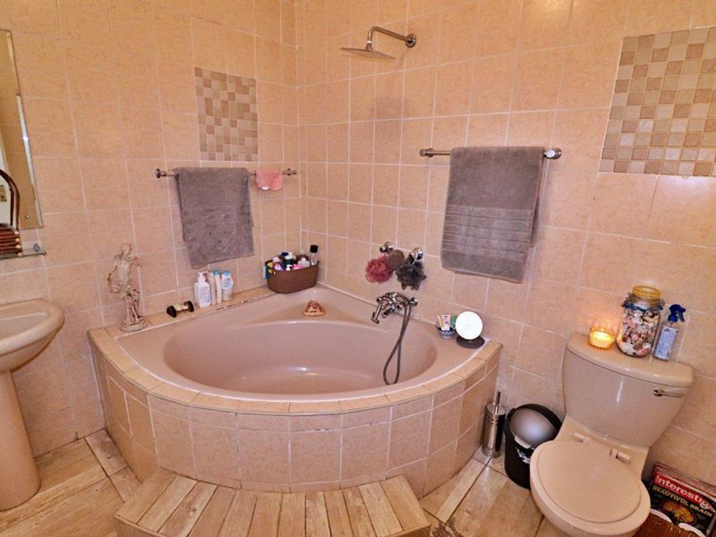 Stunning Family Home and Cottage on Huge Land - Photo 8