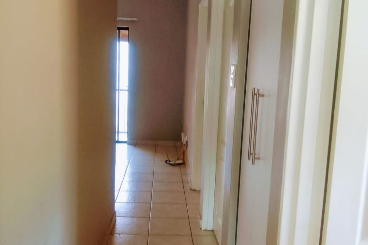 Stunning and modern 3 bedroom 2 bathroom floor unit available for sale in Rynfield, Benoni - Photo 5