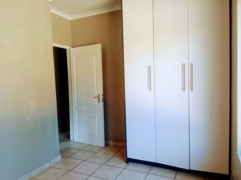 Stunning and modern 3 bedroom 2 bathroom floor unit available for sale in Rynfield, Benoni - Photo 7
