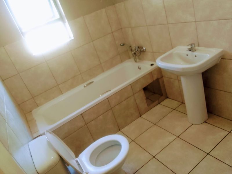 Stunning and modern 3 bedroom 2 bathroom floor unit available for sale in Rynfield, Benoni - Photo 10