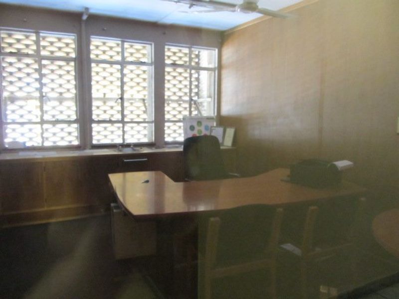 This office block has an entire floor up for sale! - Photo 5