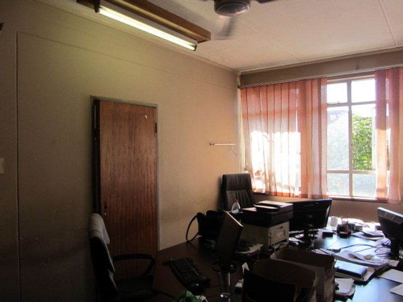This office block has an entire floor up for sale! - Photo 9