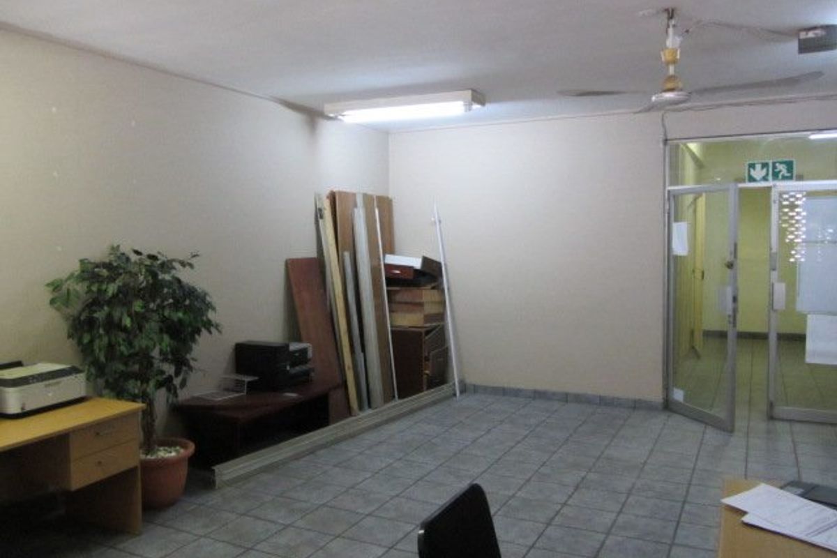 This office block has an entire floor up for sale! - Photo 3