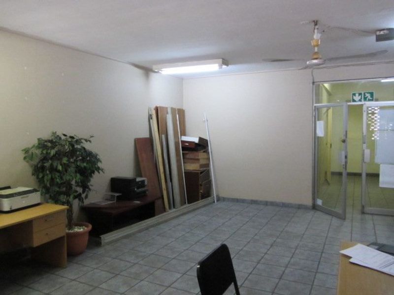 This office block has an entire floor up for sale! - Photo 3