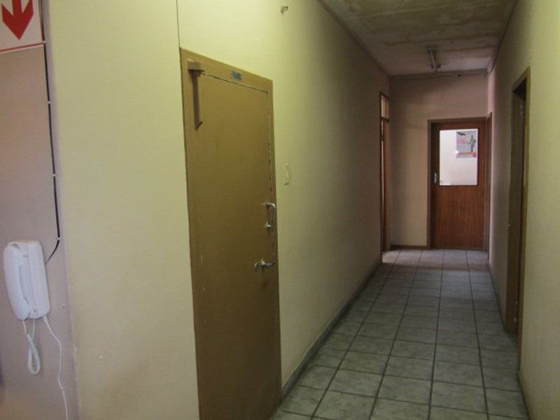 This office block has an entire floor up for sale! - Photo 7