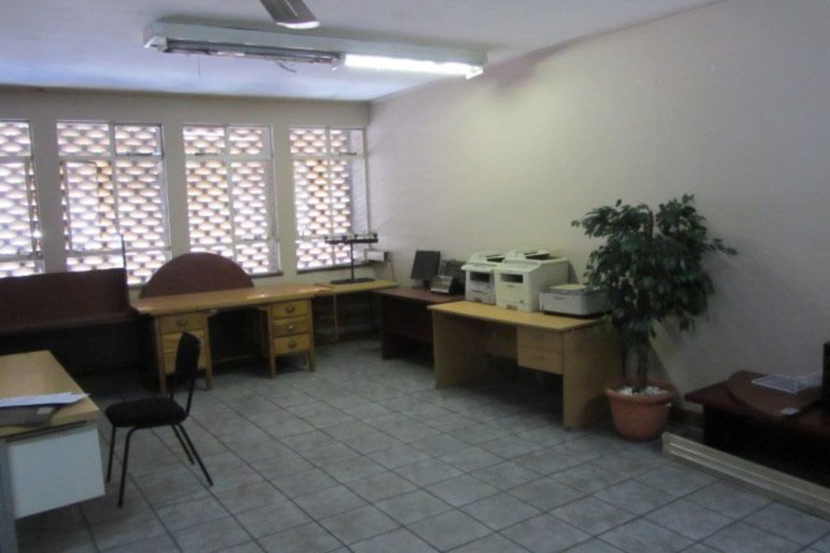 This office block has an entire floor up for sale! - Photo 2