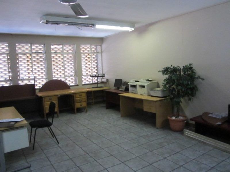 This office block has an entire floor up for sale! - Photo 2