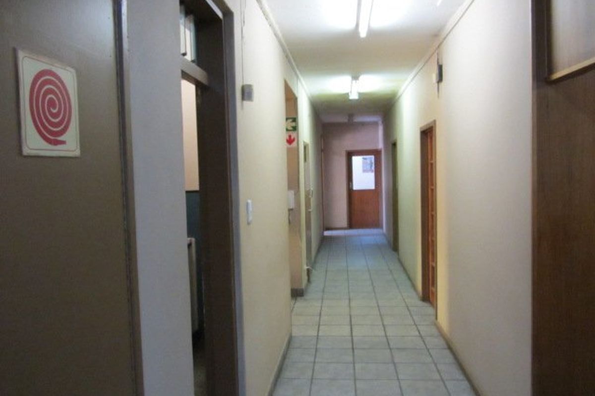 This office block has an entire floor up for sale! - Photo 4