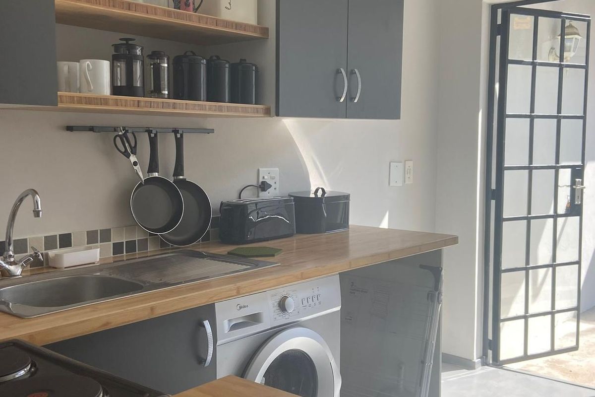 FURNISHED WELL-EQUIPED GROUND FLOOR UNIT FOR PROFESSIONAL/ACADEMIC - Photo 4