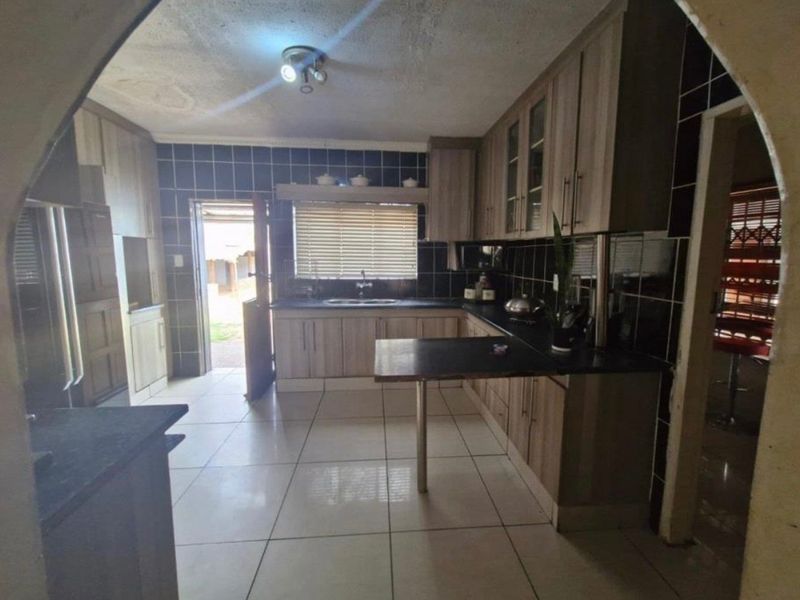 4 bedroom house for sale in Danville  - Photo 4