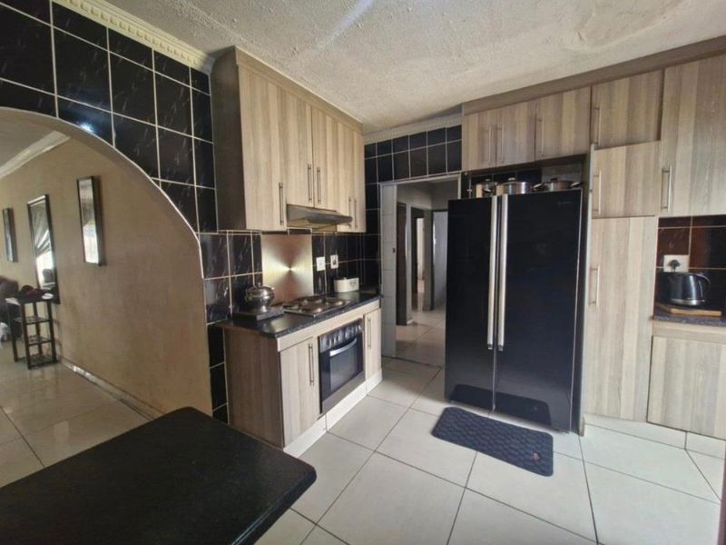 4 bedroom house for sale in Danville  - Photo 5