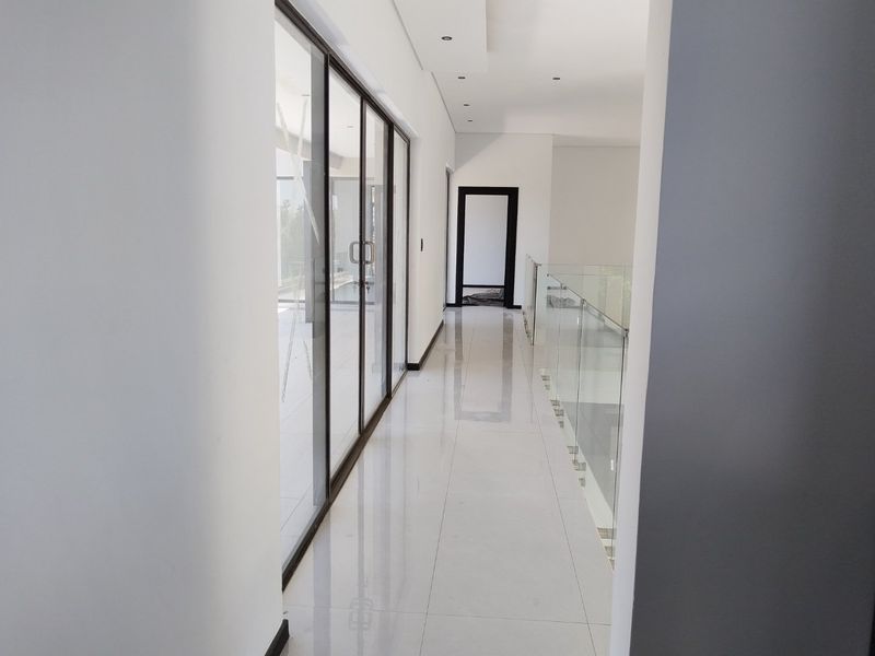 Ultra-Luxury 5-Bedroom Residence To Let - Photo 9