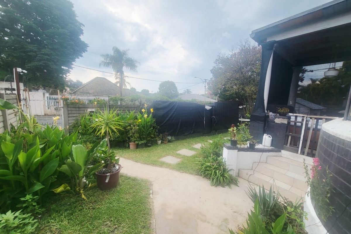 3 BED FAMILY HOME WITH 2 OUTBUILDINGS WITH OWN KITCHENETTES - Photo 2