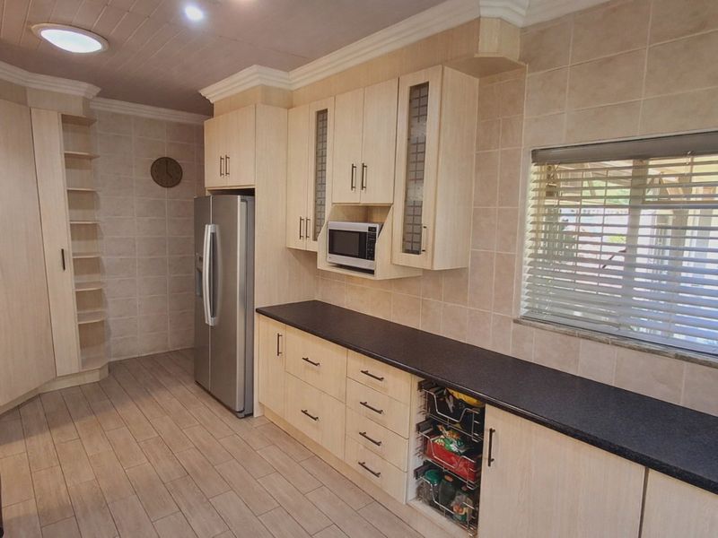 Beautiful 4-Bedroom Family Home with Solar Inverter & Income-Generating Flatlet in Sasolburg - Photo 5