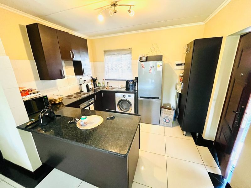 Two bed & 2 bath luxaryn Ground-floor apartment in Noordwyk, Midrand, get in touch! - Photo 2