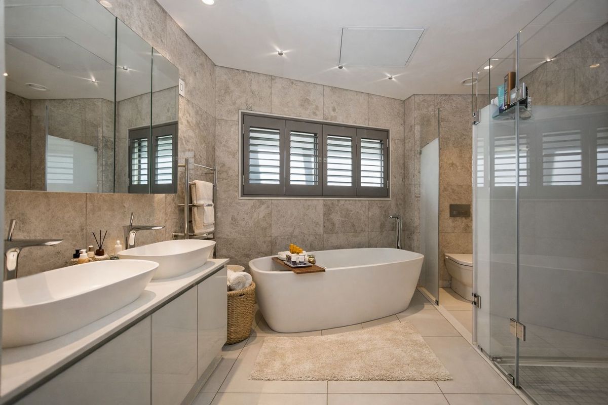 Unfurnished 2 bed 2 bath Penthouse - Photo 5
