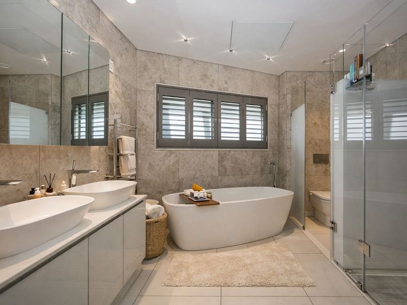 Unfurnished 2 bed 2 bath Penthouse - Photo 5