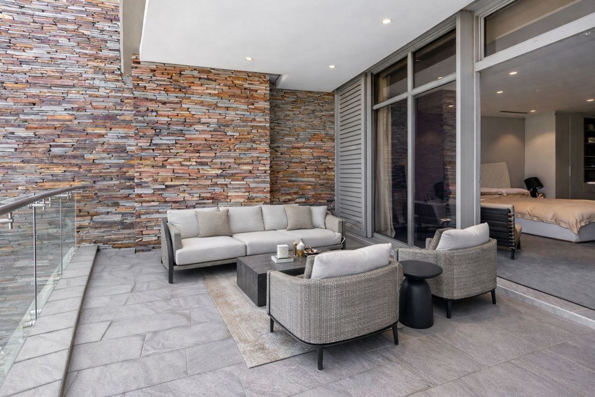 Unfurnished 2 bed 2 bath Penthouse - Photo 3