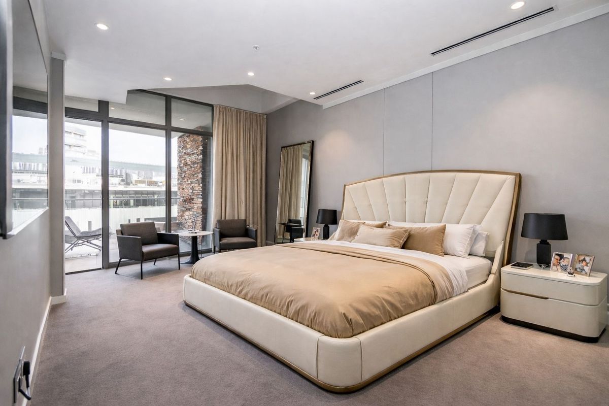 Unfurnished 2 bed 2 bath Penthouse - Photo 2