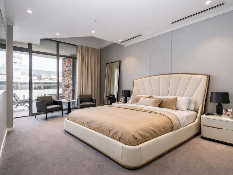 Unfurnished 2 bed 2 bath Penthouse - Photo 2
