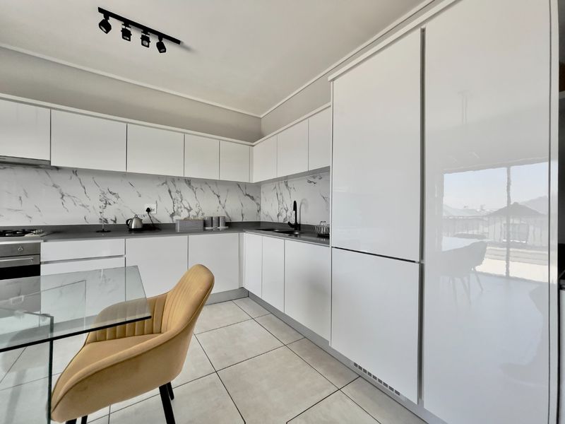 2 Bedroom 2 Bathroom Penthouse - Photo 2