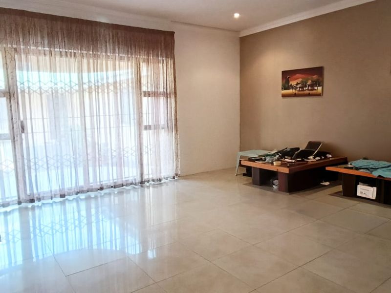 To let in Somerset Park, Double storey pet friendly home. - Photo 8