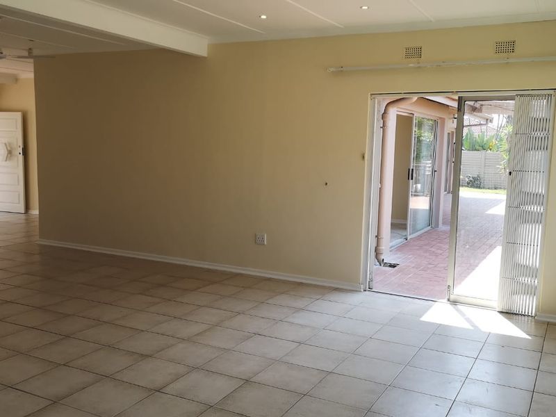 To let in Umhlanga, Free standing, pet friendly home with pool. - Photo 5