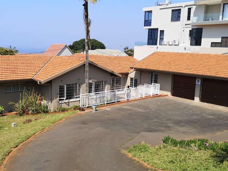 To let in Umhlanga, Free standing, pet friendly home with pool. - Photo 2