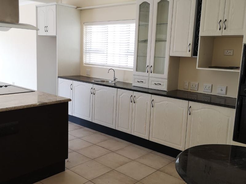 To let in Umhlanga, Free standing, pet friendly home with pool. - Photo 9