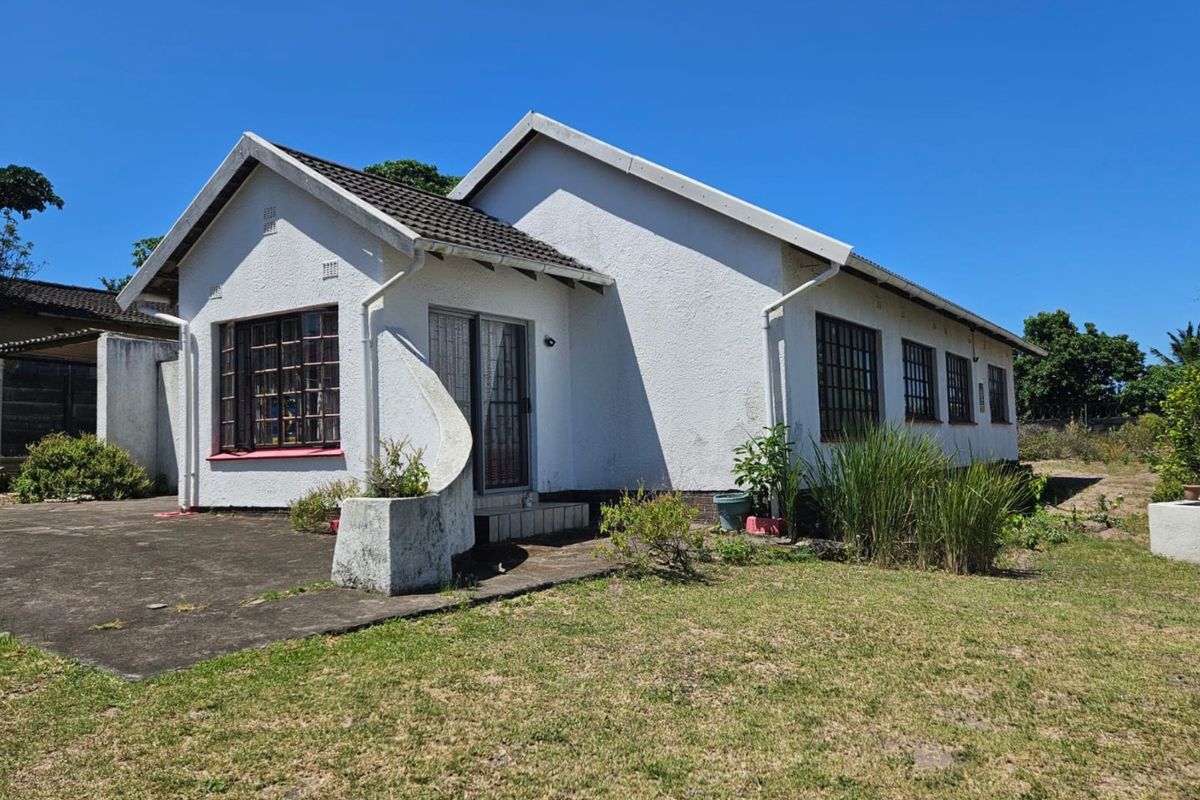 Unlock the Potential – Spacious 5-Bedroom Home on Prime Land! - Photo 2