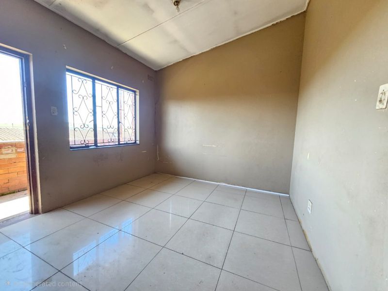 A Breeze of Opportunity – Starter Flat with Scenic Views - Photo 8