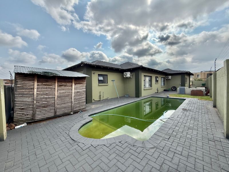 A Family Home Ideal For Lovers of Space & Entertaining  - Photo 3