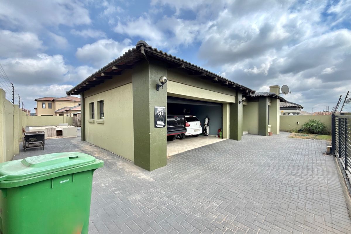 A Family Home Ideal For Lovers of Space & Entertaining  - Photo 2