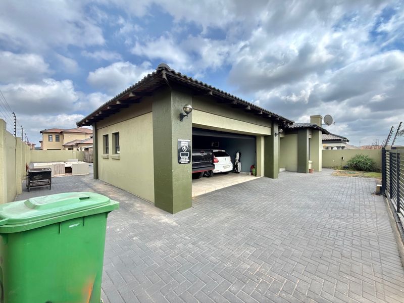 A Family Home Ideal For Lovers of Space & Entertaining  - Photo 2