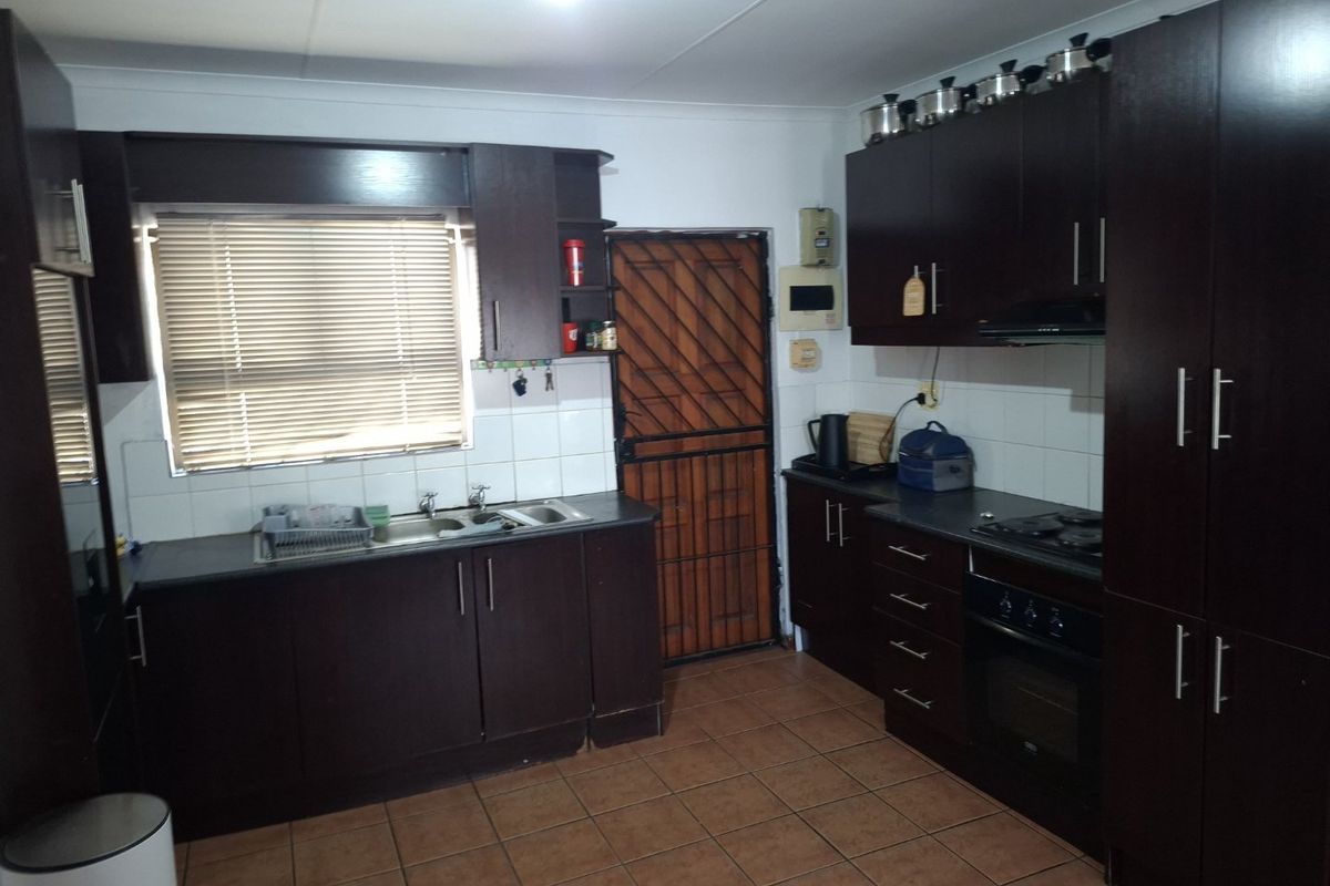 Family home for sale in Symphony Village, Delft. - Photo 4