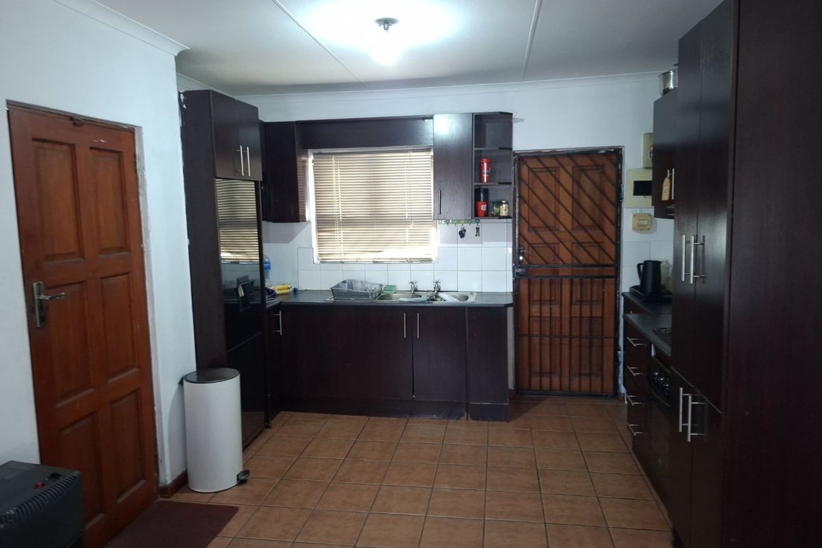 Family home for sale in Symphony Village, Delft. - Photo 5