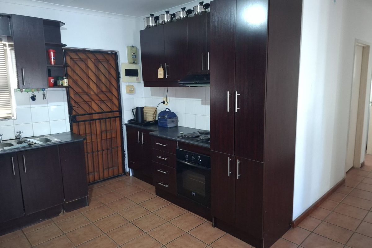 Family home for sale in Symphony Village, Delft. - Photo 3